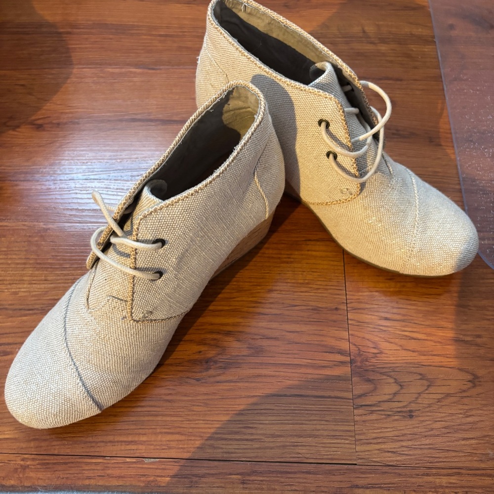 Women’s TOMS Tan Lace-Up Wedge Booties